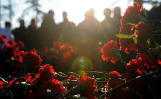 R�DT: Folk la ned blomster til Luxemburg og Liebknechts minne under en markering i Berlin i januar. Foto: AFP/Scanpix
