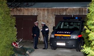 BOR P� HEMMELIG ADRESSE: Elisabeth Fritzl har endelig f�tt fred fra huset hun ble holdt fanget i. To politifolk patruljerer her utenfor Josef Fritzls hus i Amstetten. Foto: EPA/HELMUT FOHRINGER/Scanpix