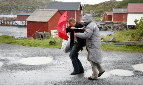 EKSTREMV�R: Skuespiller Kjetil H�egh i styggv�ret p� vei til filmsettet. Foto: Tom E. �sthuus
