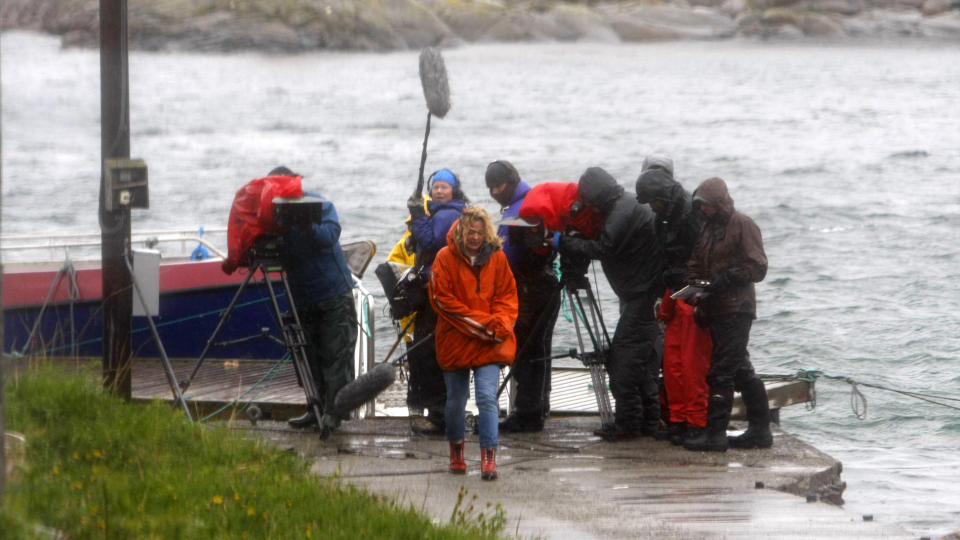 HIMMELGR�: Det er ikke alltid idyllisk � spille inn tv-serien �Himmelbl�. N�r Dagbladet bes�ker Ylvingen m� Line Verndal og resten av teamet jobbe under ekstreme v�rforhold. Foto: Tom E. �sthuus.
