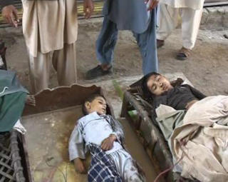 SIVILE RAMMET: Disse d�de barna l� p� sykehuset i Mingora 12. mai. Reuters/via Reuters TV