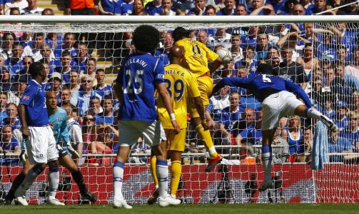 R�TT PARTI: Fire mot �n skal v�re r�tt parti, men med Didier Drogba i duell med Everton-forsvaret, gikk styrkeforholdet andre vei da han headet inn utligningen. Foto: SCANPIX/ REUTERS/Eddie Keogh