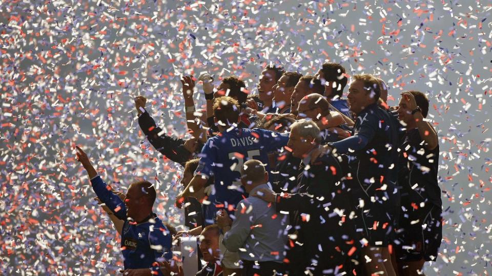 FEIRET VILT: Rangers-spillerne feiret ellevilt da klubbens 33 cuptrof� ble hentet hjem. Foto: David Moir / REUTERS.