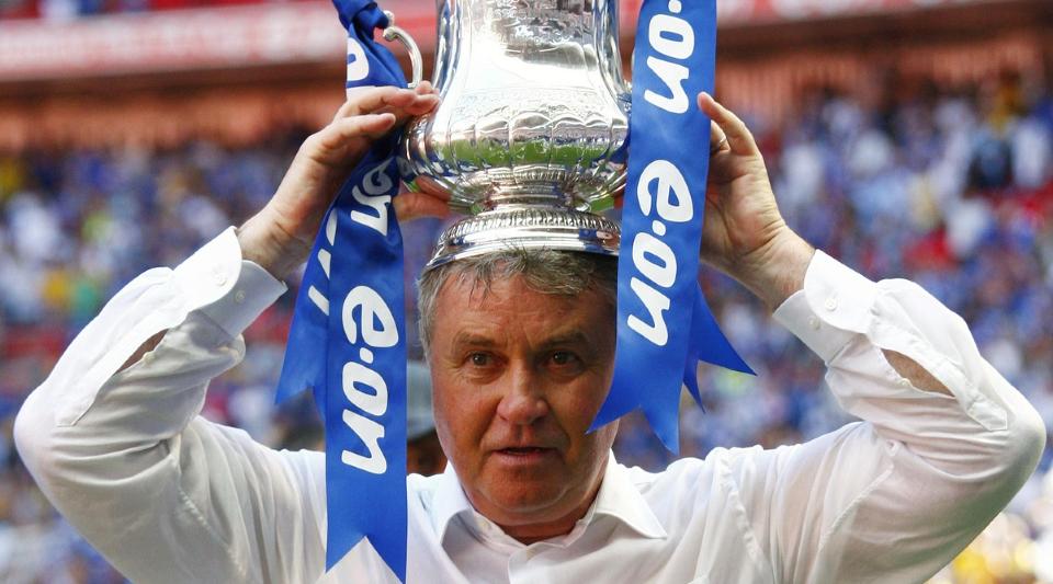 TROF�POSERING: Guus Hiddink poserer med Chelseas f�rste trof� siden Jose Mourinho forlot London. Foto: Eddie Keogh / REUTERS.