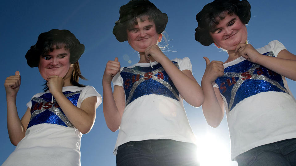 FAVORITT: Supporterne har laget egne Susan-masker for � vise hvem de st�tter i kveld. Foto: AFP PHOTO/ DEREK BLAIR/SCANPIX