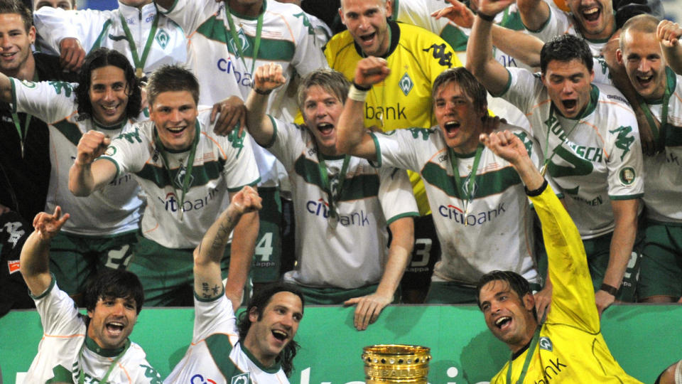 TYSKE CUPMESTERE: Werder Bremen har gjort en slett innsats i ligaen, men fikk plaster p� s�ret da cupen ble hentet hjem. Foto: AFP.