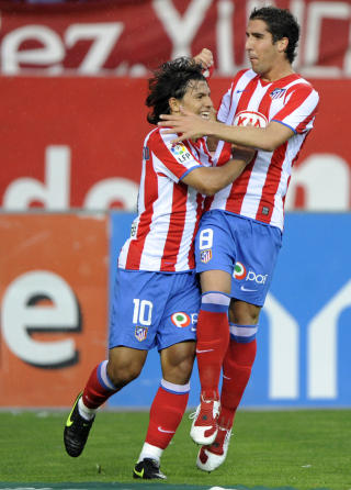 SIKRET FJERDEPLASS,: Sergio Aguero og Raul Garcia feirer etter at argentineren satte inn 1-0 for Atletico Madrid. De r�dhvite sikret til slutt den viktige Champions League-plassen i La Liga. Foto: Daniel Ochoa / AP.