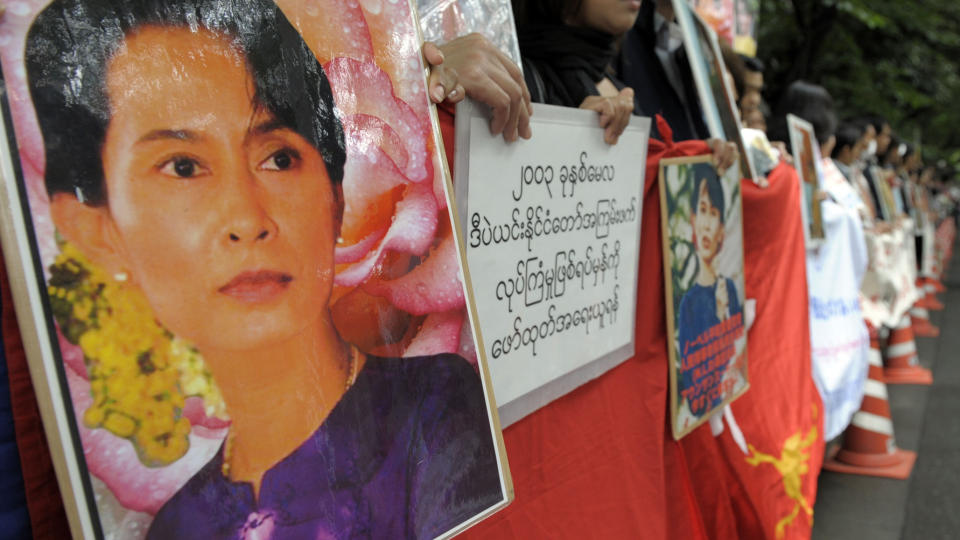 VENTER P� DOM: Opposisjonslederen Aung San Suu Kyi venter p� dom. Hun skal v�re ved d�rlig helse etter � ha sittet i husarrest i 14 av de siste 19 �rene. Foto: AFP/SCANPIX
