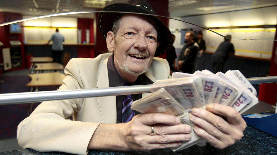 GAMBLER P� LIVET: Den 59 �r gamle kreftpasienten Jon Matthews setter penger p� at han skal overleve en ny 1. juni. Overlever han til i morgen er han 5000 pund rikere. Neste �r vanke 10 000 hvis han holder ut. Foto: Carl Court/PA PHOTOS/SCANPIX