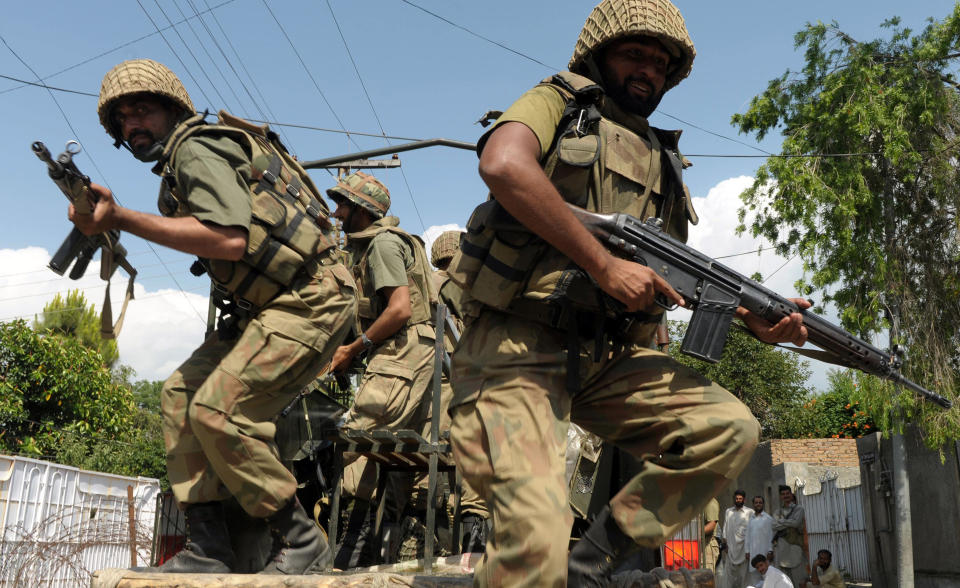 PAKISTANSK OFFENSIV: Pakistanske soldater gj�r seg klar for kamp i Swat-dalens hovedstad Minorga. Myndighetene mener de er n�r ved � nedkjempe Taliban i omr�det. Foto: AFP/Tariq MAHMOOD/SCANPIX