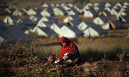 HUMANIT�RE KONSEKVENSER: B�de i Pakistan og p� Sri Lanka er hundretusener av mennesker sendt p� flukt mens myndighetene i landet har kriget mot opposisjon i deres respektive land. Her far en flyktningleir i Swabi i Pakistan i Swat-dalen. Foto: AP/SCANPIX