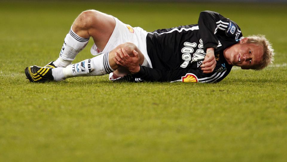 UTE AV SPILL: Steffen Iversen er fortsatt ikke bra etter � ha p�dratt seg en st�tskade mot Viking.Foto: Heiko Junge / SCANPIX