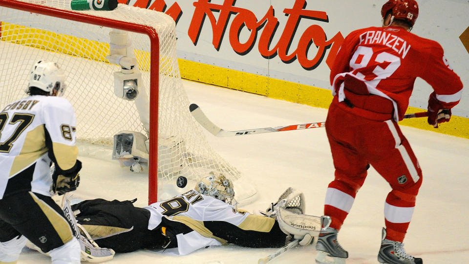 SLUTTSILLHELT: Johan Franz�n ble matchvinner for Red Wings med sitt 11. sluttspillm�l i den f�rste kampen i Stanley Cup-finalen mot Marc-Andre Fleury og Pittsburgh Penguins.Foto: SCANPIX/Harry How/Getty Images/AFP