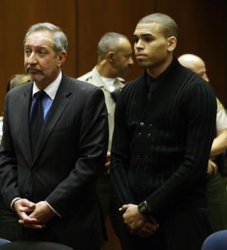ANKLAGET FOR VOLD: Chris Brown fra rettssaken 6. april i �r, her med forsvarsadvokaten Mark Geragos. Foto: Stella Pictures