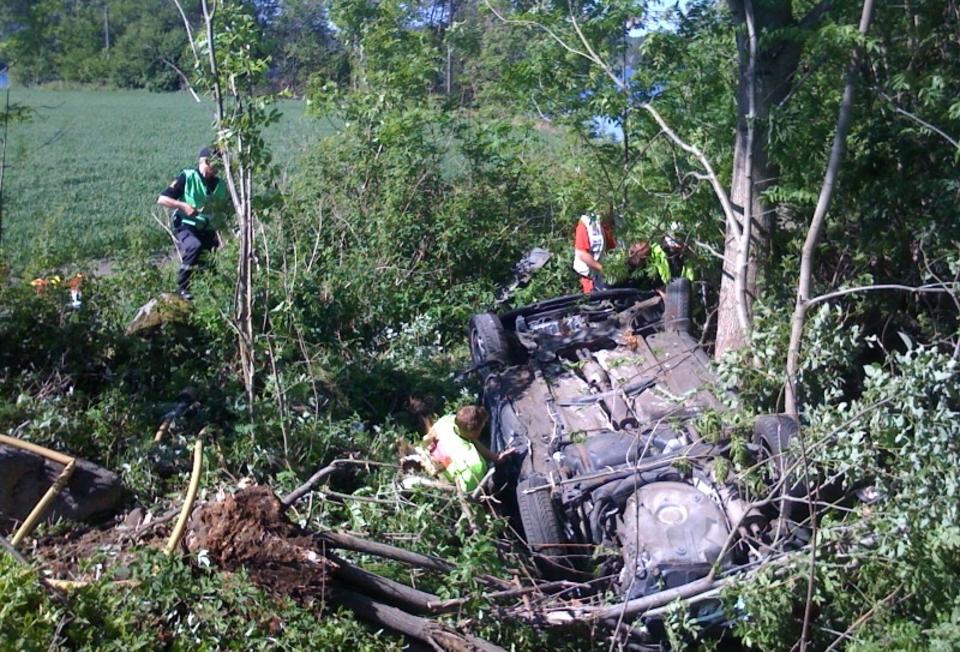 TRE PERSONER FASTKLEMT: Bilen traff et tre og havnet p� taket. Foto: Rolf Svendsen / ALLPHOTO