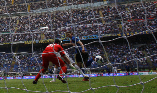 SPEKTAKUL�RT: Zlatan Ibrahimovic sikret seg toppscorertittelen i Italia med denne h�lflikken.Foto: SCANPIX/AP Photo/Luca Bruno
