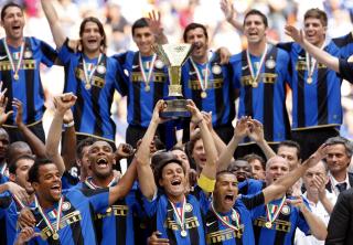 FJERDE �R P� RAD: Inter-kaptein Javier Zanetti kunne heve ligatrofeet i Italia for fjerde �r p� rad.Foto: SCANPIX/REUTERS/Alessandro Garofalo