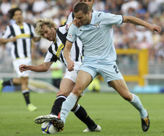 FORLATER JUVENTUS: Pavel Nedved  (t.v.) spilte i ettermiddag sin siste kamp for Juventus mot gamleklubben Lazio. Det er enn� uvisst om tsjekkeren fortsetter karrieren et annet sted. Foto: SCANPIX/AP Photo/Alberto Ramella