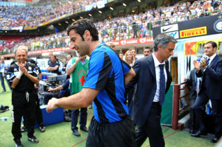 TAKKET AV: Luis Figo satte karrierepunktum med 44 minutter mot Atalanta. Foto: SCANPIX/AFP PHOTO / GIUSEPPE CACACE
