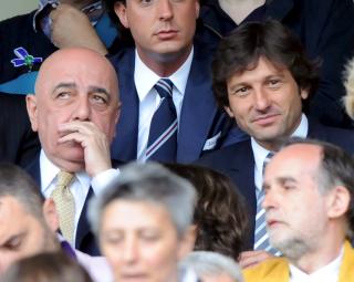 MILANS NYE TRENER: Brasilianske Leonardo (t.h.) blir AC Milans nye trener. Her overv�rer han ettermiddagens kamp mot Fiorentina fra tribuneplass sammen med klubbens visepresident Adriano Galliani. Foto: SCANPIX/EPA/MAURIZIO DEGL'INNOCENTI