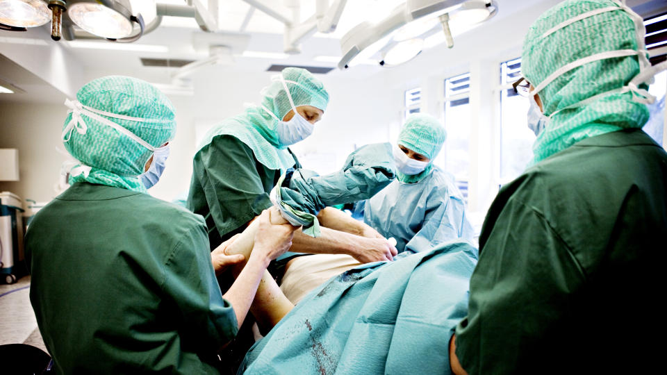 FJERNER KREFTEN: Brystkirurg Gudbrand Skj�nsberg ved Oslo Universitetssykehus, Radiumhospitalet foretar de f�rste inngrepene p� Oddny. Han begynner med � fjerne alt brystvevet, deretter tar han pr�ver for � kunne bekrefte at kreften ikke har spredd seg videre. Under operasjonen s�rger han for at s� mye som mulig av huden rundt brystet blir spart, slik at plastikkirurg Truls Ryder kan plassere en protese inn bak brystmuskelen f�r brystet sys sammen. 
Foto: Nina Hansen