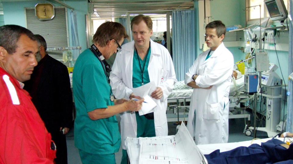 REDDET LIV MED KOLLEGAEN: Erik Fosse og kollega Mads Gilbert ( i gr�nt) Jobbet p� Shifa-sykehuset i Gaza under krigen i januar. Arkivfoto: Hamada Hamada