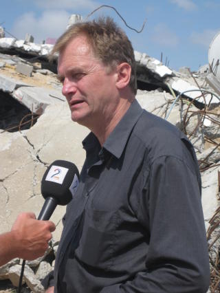 TILBAKE: I dag var Erik Fosse tilbake i Gaza, n�yaktig fem m�neder etter at han kom inn i omr�det under krigen. Foto: Dagfinn Bj�rkelid/NORWAC