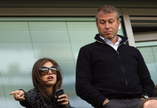 KRITISERES: Roman Abramovitsj behandler Chelsea som et leket�y, mener Deco. Foto: Glyn Kirk / AFP.
