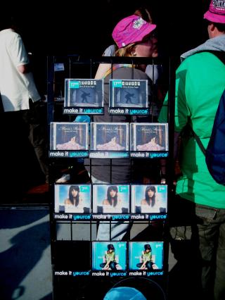 MADNESS-MARIA MENA 1-3: I hvert fall i Free Record Shop-stativet noen minutter f�r cd-signering. Alle foto: Sven Ove Bakke