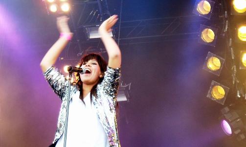 LIVE-BALANSE: Ingen rolig balladestund p� Maria Mena-konsert. Med dyktig backingband i ryggen gir hun et hardtrockende show, fint balansert mellom alvor og humor. Foto: Sven Ove Bakke