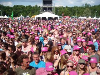MARIAS CROWD: Pinkpop-publikummet, cirka 30.000 i tallet, venter p� Maria Mena. De rosa fiskehattene er marginalt kulere enn de stygge som VG-sporten deler ut p� landskamper. Foto: SVEN OVE BAKKE