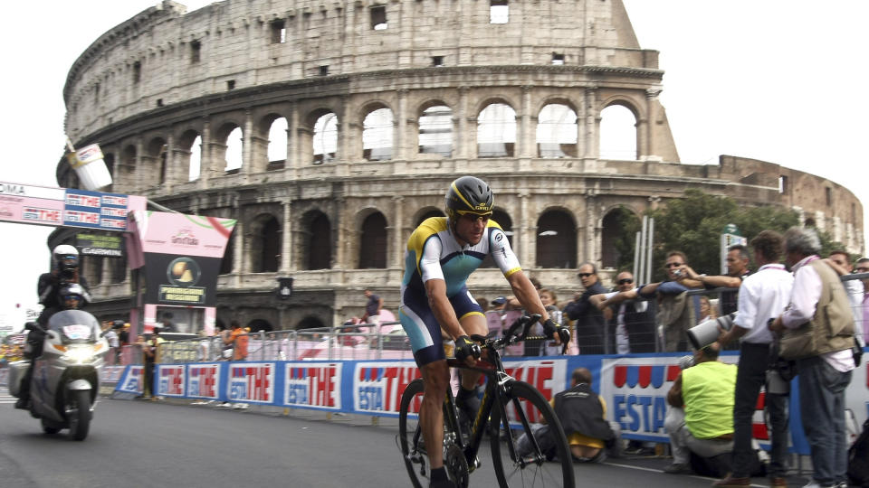 12. PLASS: Lance Armstrong endte p� 12. plass i Giro d'Italia. I ettermiddag fl�y han hjem til USA for kj�restens f�dsel. Foto: AP