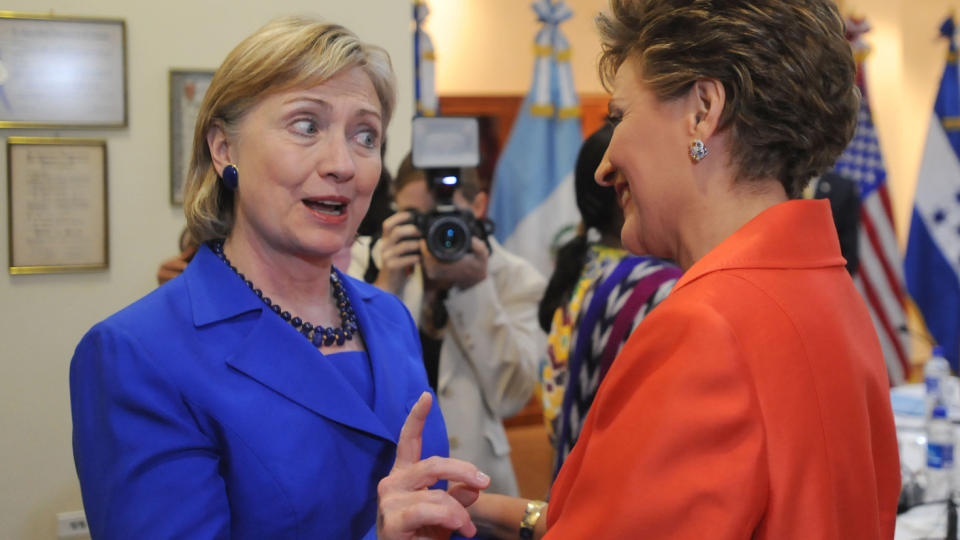  -FORN�YD:  - Vi er sv�rt forn�yd med at Cuba har g�tt med p� samtaler, sa Clinton under et bes�k i El Salvador. Her sammen med tidligere f�rstedame i landet,  Elizabeth de Calderon Sol. Foto: AFP PHOTO/SCANPIX