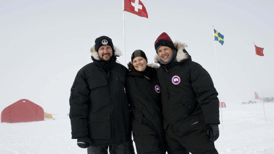TRUES: Demonstranter varsler at de vil pr�ve � �delegge for de tre tronarvingene, norske kronprins Haakon, svenske kronprinsesse Victoria og danske kronprins Frederik n�r de samles under klimatoppm�tet i K�benhavn. Her fra en felles tur til Gr�nland tidligere i �r for � studere klimaendringer. Foto: Foto Jonas Ekstr�mer / SCANPIX