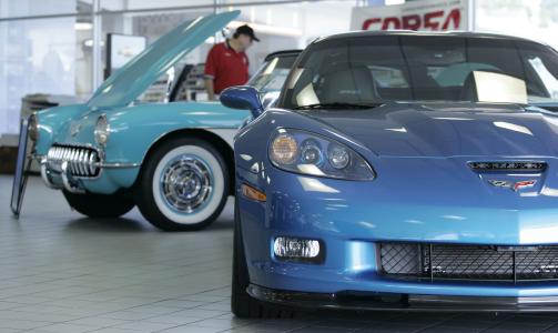 FORTID OG N�TID: En 2009-modell Chevrolet Corvette ZR1, den dyreste og raskeste Corvette som noen gang er laget, stilles ut ved siden av en 1957 Corvette p� en General Motors-utstilling i Silver Spring, Maryland, i disse dager. Foto: REUTERS/Gary Cameron/SCANPIX