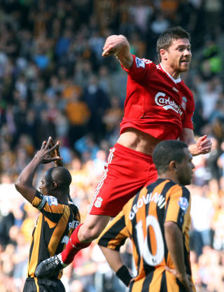 FERDIG I R�DT: Xabi Alonso tilbrakte fem �r p� Anfield. N� haster det for Liverpool � hente inn en erstatter. Foto: AP