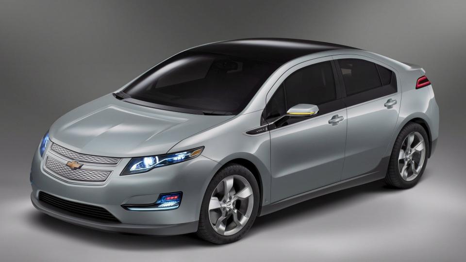 ER DETTE FRAMTIDAS BIL? General Motors Chevrolet Volt skal svare p� konkurransen fra Toyotas hybridbiler. Men den vil bli nesten dobbelt s� dyr som Toyota Prius. Og mens Chevrolet Volt kan g� 64 kilometer p� fulladet batteri kan kinesiske e6 fra BYD Auto g� 400 kilometer.  Chevrolet Volt blir � se p� veiene i 2010. Foto: EPA/GENERAL MOTORS/SCANPIX