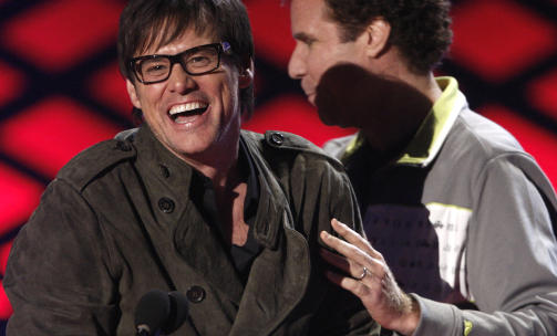 P� SCENEN: Jim Carrey fikk komiprisen tildelt av Will Ferrell. Foto: SCANPIX/ AP Photo/Matt Sayles