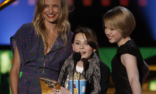 P� SCENEN: Cameron Diaz delte ut pris for beste kvinnelige skuespillerprestasjon sammen med barnestjernene Abigail Breslin (13) og Sofia Vassilieva (16). Foto: SCANPIX/AP Photo/Matt Sayles