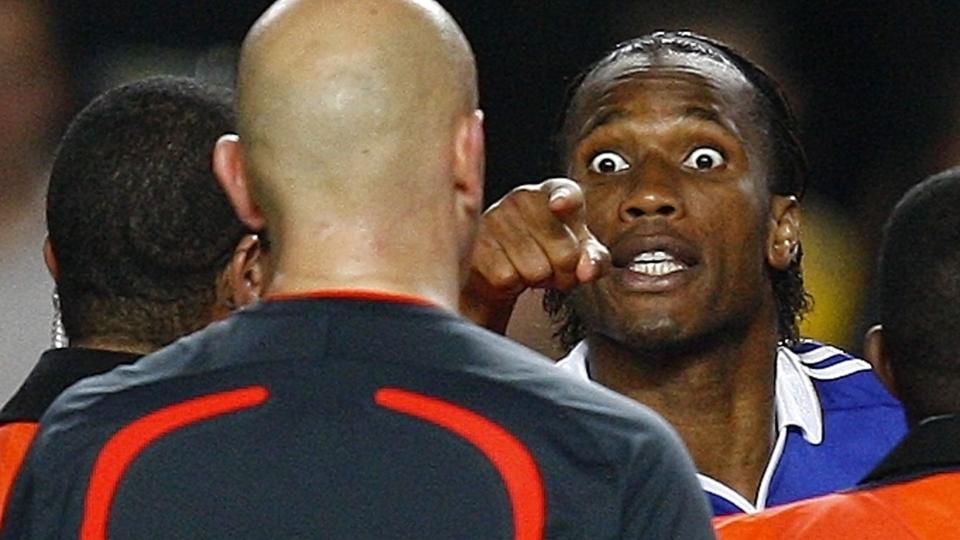 HARDT STRAFFET: Didier Drogba st�r i fare for � miste minst fire kamper av gruppespillet i Champions League etter oppf�rselen hans etter kampslutt mot Barcelona i Champions League.Foto: SCANPIX/REUTERS/Eddie Keogh