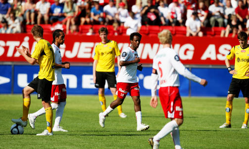 MATCHVINNER: Amin Askar (midten) senket Start med et hodest�t.Foto:  Jon Olav Nesvold / SCANPIX