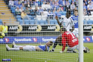 MOT SPILLETS GANG: Christian Steen var uheldig da han satte ballen i eget nett halvtimen ut i kmapen.Foto: Svein Ove Ekornesv�g / SCANPIX