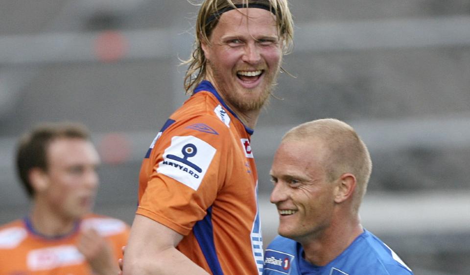 STANGET INN VINNERM�LET: Thor Hogne Aar�y sikret Aalesund-seier da han headet inn 2-1-scoringen ni minutter f�r slutt. Foto: Trond Teigen/SCANPIX
