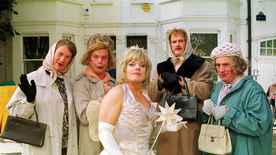  BLE NESTEN LAGT NED: Monty Python. Her p� et bilde fra 30-�rs jubileet i 1999 med Michael Palin, Terry Gilliam, John Cleese og Terry Jones, samt Eddie Izzard (i midten) som �resmedlem. Foto: SCANPIX