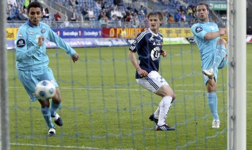 HAR FUNNET M�LFORMEN: Kristofer H�stad (t.h.) har tegnet seg hyppig p� scoringslista den siste tida. Mot Viking var 2-0 m�let hans sterkt medvirkende til at VIF vant sin fjerde seier p� fem kamper.
Foto:  Alf Ove Hansen / SCANPIX