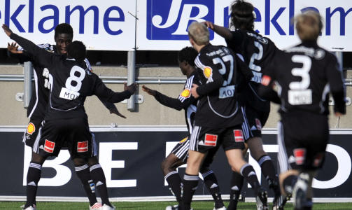 DANSET SEG TIL SEIER:Alexander Tettey og Didier Konan Ya bega seg ut i lekne bevegelser etter f�rstnevntes ene av to scoringer mot Bod�/Glimt.
Foto: Anders Vanderloock / SCANPIX