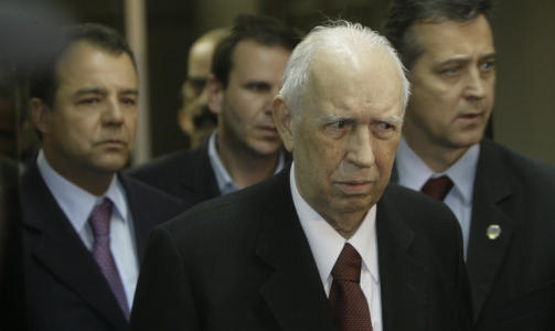 VISEPRESIDENT:  Visepresident og fungerende statsleder Jose Alencar m�tte pressen etter f�rst � ha truffet p�r�rende av de savnede i g�r. Foto: AP Photo/ Ricardo Moraes/Scanpix