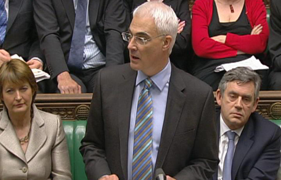 BER OM UNNSKYLDNING: Den britiske finansministeren Alistair Darling er den siste i rekken av britiske politikere som er blitt tatt for � ha krev offentlig dekning av private utgifter. Foto:REUTERS/ Parbul TV/Scanpix