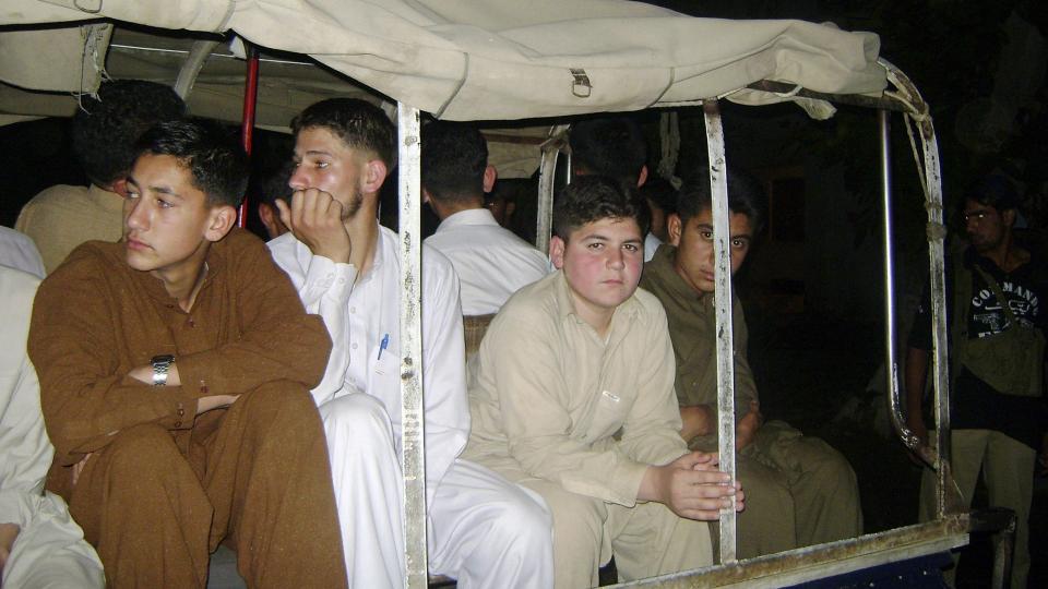 FRIGITT:En annen gruppe studenter ble frigitt i g�r. Disse en del av den store gruppen p� 400 l�rere og studenter som ble kidnappet av Taliban. Foto: REUTERS/SCANPIX