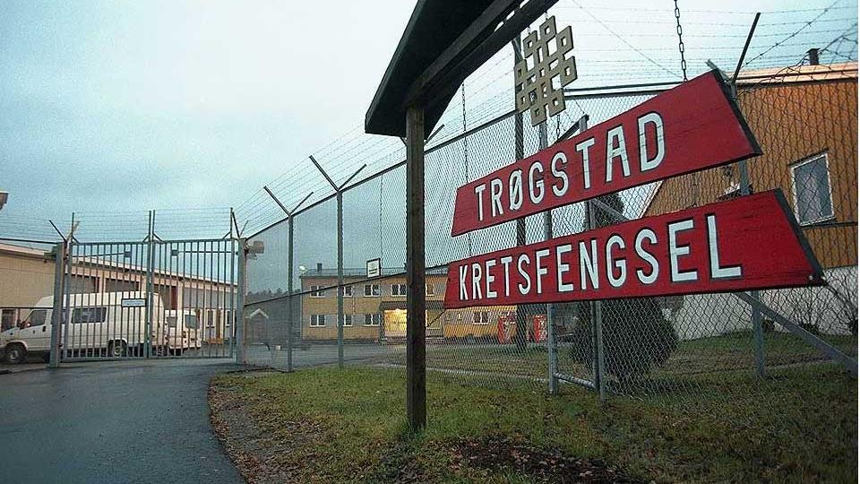 TILTALT FOR KORRUPSJON: De to politimennene p� 52 og 57 �r st�r blant annet tiltalt for � ha utnyttet sin stilling og mottatt penger for � hente ut en n�ringslivsmann (46) 11 ganger mens han sonet en 60 dagers dom i Tr�gstad fengsel for konemishandling. Foto: Arnljot Bringedal